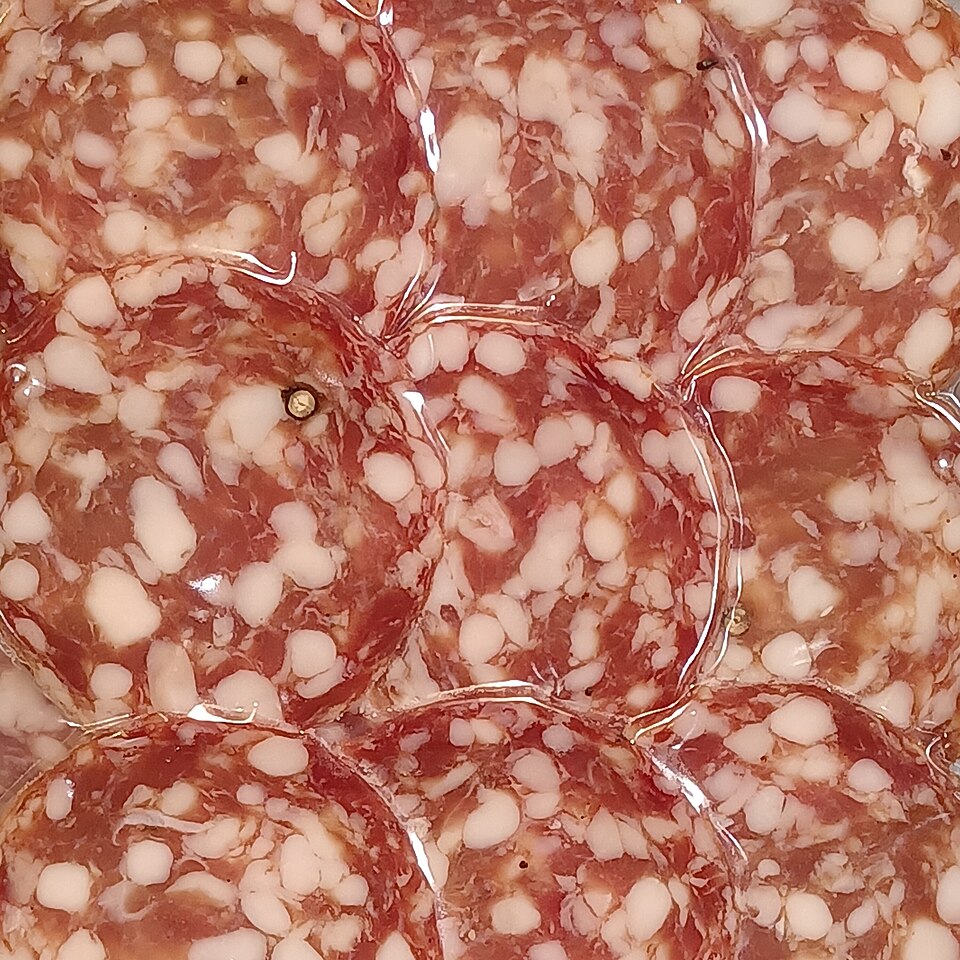 Speck e salamino piccante affettati